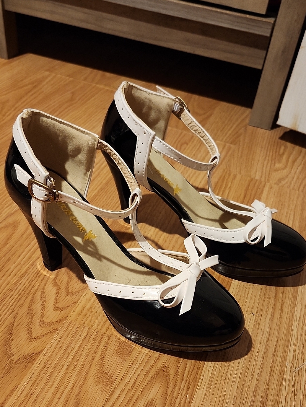 Pixie Cove Chic Two-Tone Women's Heels with Bow Accent